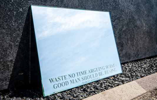 WASTE NO TIME ARGUING WHAT A GOOD MAN SHOULD BE. BE ONE. Motivatie-spiegel