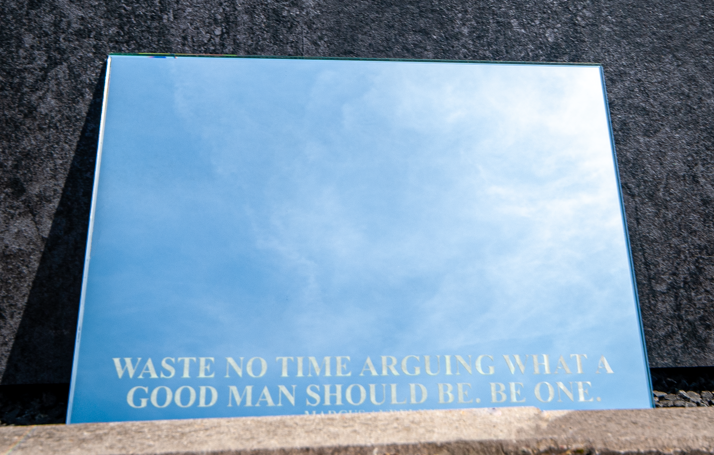WASTE NO TIME ARGUING WHAT A GOOD MAN SHOULD BE. BE ONE. Motivatie-spiegel