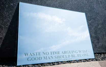 WASTE NO TIME ARGUING WHAT A GOOD MAN SHOULD BE. BE ONE. Motivatie-spiegel