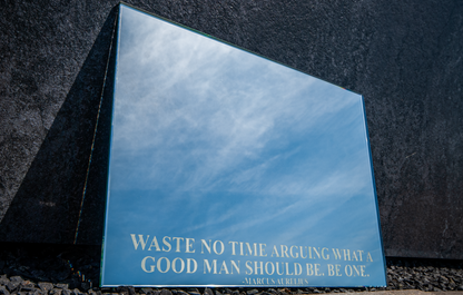 WASTE NO TIME ARGUING WHAT A GOOD MAN SHOULD BE. BE ONE. Motivatie-spiegel